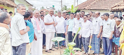 ಬೆಟ್ಟದಪುರ ಸಮೀಪದ ಭುವನಹಳ್ಳಿ ಗ್ರಾಮದಲ್ಲಿ ರಸ್ತೆ ಅಭಿವೃದ್ಧಿ ಕಾಮಗಾರಿಗೆ ಶಾಸಕ ಕೆ.ವೆಂಕಟೇಶ್ ಭೂಮಿಪೂಜೆ ನೆರವೇರಿಸಿದರು. ನಿತಿನ್ ವೆಂಕಟೇಶ್, ರಹಮತ್ ಜಾನ್ ಬಾಬು, ನಿಸರ್ಗಪ್ರಿಯ, ಯೋಗಾನಂದ, ಎಚ್.ಆರ್.ದಿನೇಶ್ ಇದ್ದರು.