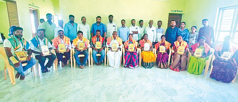 ಬೆಟ್ಟದಪುರ ಸಮೀಪದ ಹಾರನಹಳ್ಳಿ ಗ್ರಾಮ ಪಂಚಾಯಿತಿ ಕಚೇರಿಯಲ್ಲಿ ಆಯೋಜಿಸಿದ ವಿಶೇಷ ಸಭೆ ಹಾಗೂ ಅಭಿನಂದನಾ ಸಮಾರಂಭದಲ್ಲಿ ಐದು ವರ್ಷ ಯಶಸ್ವಿಯಾಗಿ ಆಡಳಿತ ಮುಗಿಸಿದ ಸದಸ್ಯರರನ್ನು ಸನ್ಮಾನಿಸಲಾಯಿತು.