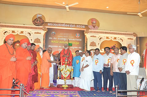 ಗದಗ ವಿರೇಶ್ವರ ಪುಣ್ಯಾಶ್ರಮದಲ್ಲಿ ನಡೆದ ಉಭಯ ಶ್ರೀಗಳ ಜಾತ್ರಾಮೋತ್ಸವ ಕಾರ್ಯಕ್ರಮವನ್ನು ವಿರೇಶ್ವರ ಪುಣ್ಯಾಶ್ರಮದ ಕಲ್ಲಯ್ಯಜ್ಜನವರು ಉದ್ಘಾಟಿಸಿದರು. ರಂಭಾಪುರಿ ಜಗದ್ಗುರುಗಳು, ಎಸ್​.ವಿ. ಸಂಕನೂರು ಸೇರಿದಂತೆ ಇತರರು ಇದ್ದರು. 