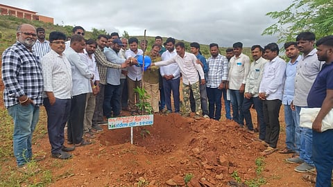 ವಿಬಿಜಿರಾಮ್​ಜಿ ಆರಂಭ ಹಿನ್ನೆಲೆ ಆರ್​ಡಿಪಿಆರ್​ ವಿವಿಯಲ್ಲಿ ಸಸಿ ನಡೆಯುವ ಕಾರ್ಯಕ್ರಮ ಜರುಗಿತು. ಸಿದ್ಧಲೆಂಗೇಶ್ವರ ಪಾಟೀಲ, ಸುರೇಶ ಬಾಳಿಕಾಯಿ, ನಮಮ್​ ನಾಯ್ಕ ಇತರರು ಇದ್ದರು.