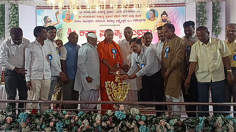   ಗದಗ ನಗರದ ಕನಕಭವನದಲ್ಲಿ ಏರ್ಪಡಿಸಿದ್ದ ಕನಕ ಸಾಹಿತ್ಯ ಸಂಭ್ರಮದ 100 ನೇ ಉಪನ್ಯಾಸ ಕಾರ್ಯಕ್ರಮವನ್ನು ಡಾ. ಲಿಂಗದಳ್ಳಿ ಹಾಲಪ್ಪ ಉದ್ಘಾಟಿಸಿದರು. ರುದ್ರಣ್ಣ ಗುಳಗುಳಿ, ಮನಸೂರು ಶ್ರೀಗಳು, ಮಂಜುನಾಥ ಹೊನ್ನನವರ, ಡಾ. ಹನಮಗೌಡ ಪಾಟೀಲ, ಸುರೇಶ ಕೊಪ್ಪದ, ಕ್ಕೀರಪ್ಪ ಹೆಬಸೂರ, ವಾಸಣ್ಣ ಕುರಡಗಿ, ರವಿ ದಂಡಿನ, ಪ್ರಕಾಶ ಕರಿ, ರಾಜಶೇಖರ ಕಲ್ಲೂರ, ಡಿಡಿಪಿಐ ಆರ್​.ಎಸ್​. ಬುರಡಿ, ರಾಮಕೃಷ್ಣ ರೊಳ್ಳಿ, ನಿಂಗಪ್ಪ ಸವಣೂರ, ಮಹಾಂತೇಶ ನಿಟ್ಟಾಲಿ ಸೇರಿದಂತೆ ಇತರರು ಇದ್ದರು.   