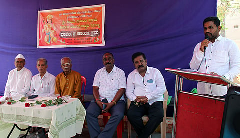 ನಗರದ ವೀರಾಂಜನೇಯ ದೇವಸ್ಥಾನದಲ್ಲಿ ಏರ್ಪಡಿಸಿದ್ದ ಹನುಮ ಜಯಂತಿ ಕಾರ್ಯಕ್ರಮದಲ್ಲಿ ಸಿದ್ದು ಪಾಟೀಲ ಮಾತನಾಡಿದರು. ಶಂಕರ ಹಾನಗಲ್​, ಜಗದೀಶಚಂದ್ರ ನಾಡಗೌಡ್ರ, ರಾಮಣ್ಣ ಕಾಶಪ್ಪನವರ, ವಿ. ಆರ್​. ಕುಂಬಾರ, ಕೆ. ಬಿ. ಕೊಣ್ಣೂರ, ಕಳಕಯ್ಯ ಹಿರೇಮಠ, ಮಂಜುನಾಥ ನಾಯಕ ಇತರರು ಇದ್ದರು.
