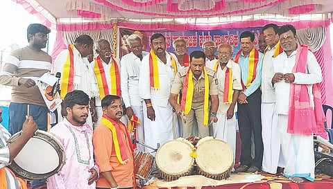 ಬೊಪ್ಪಸಮುದ್ರ ಗ್ರಾಮದಲ್ಲಿ ಮಹೇಶ್ವರ ಮತ್ತು ಸಾಂಸ್ಕೃತಿಕ ಟ್ರಸ್ಟ್ ವತಿಯಿಂದ ಕನ್ನಡ ಮತ್ತು ಸಂಸ್ಕೃತಿ ಇಲಾಖೆ ಸಹಯೋಗದಲ್ಲಿ ಎಸ್.ಜಾನಕಿ ಅವರ ಸವಿನನಪಿನಲ್ಲಿ ಏರ್ಪಡಿಸಿದ್ದ ಜಾನಪದ ಕಲೆ ಕಲಿಸಿ ಸರ್ಕಾರಿ ಶಾಲೆ ಉಳಿಸಿ ಕಾರ್ಯಕ್ರಮವನ್ನು ಪೊಲೀಸ್ ಇನ್ಸ್‌ಪೆಕ್ಟರ್ ಜಿ.ಎಸ್ ಅನಿಲ್‌ಕುಮಾರ್ ಉದ್ಘಾಟಿಸಿದರು. ಡಾ. ಮಳವಳ್ಳಿ ಮಹದೇವಸ್ವಾಮಿ, ಜಿ.ಎಸ್. ಅನಿಲ್ ಕುಮಾರ್ ಇತರರರು ಇದ್ದರು.