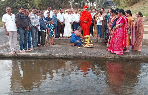  ಅಯ್ಯಪ್ಪ ಸ್ವಾಮಿ ದೇವಾಲಯ ಬಳಿಯ ಕಾವೇರಿ ನದಿ ದಂಡೆಯಲ್ಲಿ ಭಾನುವಾರ ಹುಣ್ಣಿಮೆಯ ಅಂಗವಾಗಿ ನಡೆದ ಗಂಗಾರತಿ . ಕೊಡ್ಲಿಪೇಟೆ ಕಿರಿಕೊಡ್ಲಿ ಮಠದ ಪೀಠಾಧಿಪತಿ ಶ್ರೀ ಸದಾಶಿವ ಸ್ವಾಮೀಜಿ, ವೀರಶೈವ ಮಹಾಸಭಾದ ಕೊಡಗು ಜಿಲ್ಲಾಧ್ಯಕ್ಷ ಎಚ್.ವಿ. ಶಿವಪ್ಪ , ಕಾವೇರಿ ನದಿ ಸ್ವಚ್ಛತಾ ಆಂದೋಲನದ ಸಂಚಾಲಕ ಎಂ.ಎನ್. ಚಂದ್ರಮೋಹನ್ ಮತ್ತಿತರ ಗಣ್ಯರು ಉಪಸ್ಥಿತರಿದ್ದರು.