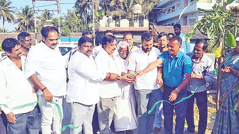 ಕೂಡಿಗೆ ಗ್ರಾಪಂ ವ್ಯಾಪ್ತಿಯ ಹಳೆಕೂಡಿಗೆ ಗ್ರಾಮದಲ್ಲಿ ಕಾಂಕ್ರೀಟ್ ರಸ್ತೆಯನ್ನು ಶಾಸಕ ಡಾ.ಮಂತರ್ ಗೌಡ ಉದ್ಘಾಟಿಸಿದರು. ವಿ.ಪಿ.ಶಶಿಧರ್, ಅರುಣ್ ರಾವ್, ಅನಂತ, ಶಿವಕುಮಾರ್ ಮತ್ತಿತರರಿದ್ದರು.