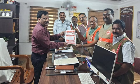 02ಏಓ6  ಕುಶಾಲನಗರ ತಹಸೀಲ್ದಾರ್ ಕಿರಣ್ ಗೌರಯ್ಯ ಅವರಿಗೆ ರೆಡ್ ಕ್ರಾಸ್ ಸಂಸ್ಥೆಯ ಪದಾಧಿಕಾರಿಗಳು ಭಿತ್ತಿ ಪತ್ರ ನೀಡಿ ಆಹ್ವಾನಿಸಿದರು.