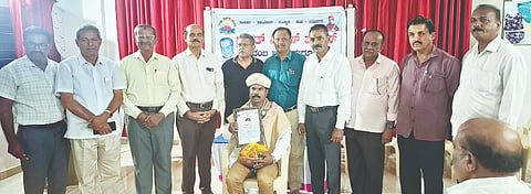 ಭಾ.ವಿ.ಪ. ದಿಂದ ಆಯೋಜಿಸಿದ್ದ ವೈದ್ಯರ ದಿನಾಚರಣೆ ಕಾರ್ಯಕ್ರಮದ ವೇಳೆ ವೈದ್ಯ ಡಾ.ಆರ್.ಯೋಗೇಂದ್ರಪ್ರಸಾದ್ ಅವರನ್ನು ಗೌರವಿಸಲಾಯಿತು. ಡಾ.ಸಿದ್ದೇಗೌಡ, ಶಿವನಂಜಯ್ಯ, ಎಲ್.ಚಂದ್ರಶೇಖರ್, ಡಿ.ಪಿ.ಸ್ವಾಮಿ, ಮಹದೇವು, ಸಿ.ಅಪೂರ್ವಚಂದ್ರ ಇದ್ದರು.