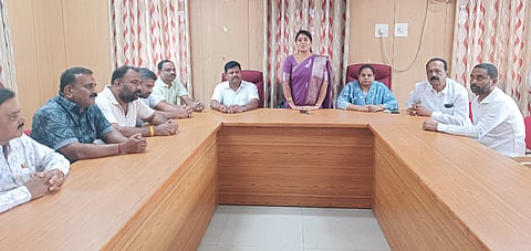 ಮದ್ದೂರು ನಗರದ ಪ್ರವಾಸಿ ಮಂದಿರದಲ್ಲಿ ನಡೆದ ಸಭೆಯಲ್ಲಿ ಕೋಕಿಲಾ ಅರುಣ್ ಮಾತನಾಡಿದರು. ಟಿ.ಆರ್.ಪ್ರಸನ್ನಕುಮಾರ್, ವನಿತಾ, ಎಂ.ಬಿ.ಸಚಿನ್, ಸಿದ್ದರಾಜು, ಬಸವರಾಜು, ಎಂ.ಡಿ.ಮಹಾಲಿಂಗಯ್ಯ ಇದ್ದರು.