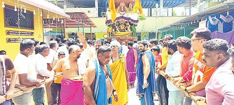 ಹನುಮ ಜಯಂತಿ ಹಾಗೂ ಚೈತ್ರ ಹುಣ್ಣಿಮೆ ಅಂಗವಾಗಿ ಮದ್ದೂರು ನಗರದ ಪುರಾಣ ಪ್ರಸಿದ್ಧ ಶ್ರೀ ಹೊಳೆ ಆಂಜನೇಯ ದೇಗುಲದಲ್ಲಿ ಸೀತಾ, ರಾಮ, ಹನುಮ ಹಾಗೂ ಲಕ್ಷ್ಮಣ ಮಹಾ ರಥೋತ್ಸವ ಅದ್ದೂರಿಯಾಗಿ ನೆರವೇರಿತು.
