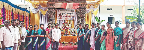 ಮದ್ದೂರು ತಾಲೂಕಿನ ಹೆಮ್ಮನಹಳ್ಳಿಯ ಎಸ್‌ವಿಎಂ ಇಂಟರ್ ನ್ಯಾಷನಲ್ ಸ್ಕೂಲ್‌ನಲ್ಲಿ ಅಕ್ಷರಭ್ಯಾಸ ಕಾರ್ಯಕ್ರಮ ಹಮ್ಮಿಕೊಳ್ಳಲಾಗಿತ್ತು. ರೂಪಾ ದೇವರಾಜು, ಸುಬ್ರಹ್ಮಣ್ಯ, ರಶ್ಮಿತಾ, ವಿನೋದ್, ಶ್ರುತಿ, ಜಯವಾಣಿ, ನಿಶ್ಚಿತಾ, ರಂಜಿತಾ , ರಂಗನಾಥ್, ಮಮತಾ, ಕಾವ್ಯಾ, ನಾಗರತ್ನಾ ಇದ್ದರು. 