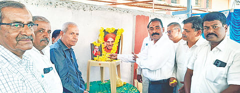 ನಗರದ ಟೌನ್ ಕ್ಲಬ್ ಕಚೇರಿ ಆವರಣದಲ್ಲಿ ಸಂಘಟನೆ ವತಿಯಿಂದ ಆಯೋಜಿಸಿದ್ದ ಕಾರ್ಯಕ್ರಮದ ವೇಳೆ ಶ್ರೀ ಶಿವಕುಮಾರಸ್ವಾಮೀಜಿಗಳ ಭಾವಚಿತ್ರಕ್ಕೆ ತಾಲೂಕು ಕಾರ್ಯನಿರತ ಪತ್ರಕರ್ತರ ಸಂಘದ ಅಧ್ಯಕ್ಷ ಶಿವನಂಜಯ್ಯ ಹಾಗೂ ಗಣ್ಯರು ಪುಷ್ಪನಮನ ಸಲ್ಲಿಸಿದರು. ಬಿ.ವಿ.ಮಂಜುನಾಥ್, ಪ್ರೊ.ಬಿ.ಕೃಷ್ಣ, ಶಂಕರಯ್ಯ, ವಿ,ಟಿ.ರವಿಕುಮಾರ್, ಎಲ್.ಮಹಾಲಿಂಗಯ್ಯ ಇದ್ದರು.