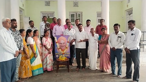  ಮದ್ದೂರು ನಗರದ ಪ್ರವಾಸಿ ಮಂದಿರದಲ್ಲಿ ಬುಧವಾರ ಅಹಿಂದ ಸಂರಕ್ಷಣಾ ವೇದಿಕೆ ವತಿಯಿಂದ ಡಾ. ಶ್ರೀ ಶಿವಕುಮಾರ್ ಸ್ವಾಮೀಜಿ ಅವರ 199ನೇ ಜನ್ಮದಿನವನ್ನು ಆಚರಿಸಲಾಯಿತು. ಕೆ.ಟಿ.ಶಿವಕುಮಾರ್, ಶಿವಮಲ್ಲಯ್ಯ, ಶಿವಣ್ಣ, ಪಿ.ಶಶಿಕುಮಾರ್, ಮಹದೇವಯ್ಯ ಇದ್ದರು.