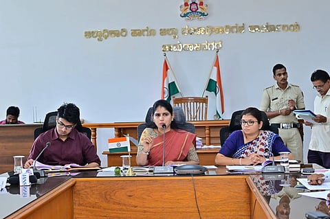  ಚಾಮರಾಜನಗರದ ಜಿಲ್ಲಾಧಿಕಾರಿ ಕಚೇರಿ ಸಭಾಂಗಣದಲ್ಲಿ ಮತದಾರರ ಪಟ್ಟಿ ವಿಶೇಷ ಸಮಗ್ರ ಪರಿಷ್ಕರಣೆ ಸಂಬಂಧ ಡಿಸಿ ಶ್ರೀರೂಪಾ ಮಂಗಳವಾರ ಸುದ್ದಿಗೋಷ್ಠಿ ನಡೆಸಿದರು. ಜಿಪಂ ಸಿಇಒ ಮೋನಾರೋತ್, ಉಪವಿಭಾಗಾಧಿಕಾರಿ ದಿನೇಶ್ ಕುಮಾರ್ ಮೀನಾ ಇದ್ದರು.