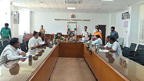  ಚಾಮರಾಜನಗರದ ಜಿಲ್ಲಾಧಿಕಾರಿ ಕಚೇರಿ ಸಭಾಂಗಣದಲ್ಲಿ ಮತದಾರರ ಪಟ್ಟಿ ವಿಶೇಷ ಸಮಗ್ರ ಪರಿಷ್ಕರಣೆ ಕುರಿತು ನೋಂದಾಯಿತ ಮಾನ್ಯತೆ ಪಡೆದ ರಾಷ್ಟ್ರೀಯ ಮತ್ತು ರಾಜ್ಯ ರಾಜಕೀಯ ಪಕ್ಷಗಳ ಪ್ರತಿನಿಧಿಗಳ ಸಭೆ ನಡೆಯಿತು. ಡಿಸಿ ಶ್ರೀರೂಪಾ, ಜಿಪಂ ಸಿಇಒ ಮೋನಾರೋತ್, ಎಡಿಸಿ ಟಿ.ಜವರೇಗೌಡ, ರಾಜಕೀಯ ಪಕ್ಷಗಳ ಪ್ರತಿನಿಧಿಗಳಾದ ಎ.ಎಸ್. ಗುರುಸ್ವಾಮಿ, ಎಸ್. ಬಾಲಸುಬ್ರಹ್ಮಣ್ಯಂ, ಎನ್. ನಾಗಯ್ಯ, ಡಾ. ಗುರುಪ್ರಸಾದ್, ಮಹೇಶ್ ಗೌಡ, ಎಚ್.ಎಸ್. ತೋಂಟದಾರ್ಯಸ್ವಾಮಿ ಇತರರು ಇದ್ದರು.