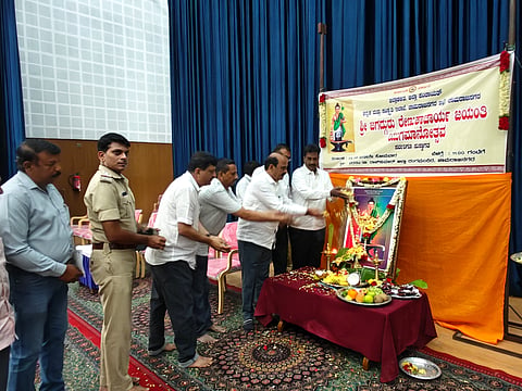  ಚಾಮರಾಜನಗರದ ಡಾ.ರಾಜ್‌ಕುಮಾರ್ ರಂಗಮಂದಿರದಲ್ಲಿ ಸೋಮವಾರ ಆಯೋಜಿಸಿದ್ದ ಶ್ರೀಜಗದ್ಗುರು ರೇಣುಕಾಚಾರ್ಯರ ಜಯಂತಿ, ಯುಗಮಾನೋತ್ಸವ ಕಾರ್ಯಕ್ರಮದಲ್ಲಿ ಪಿ.ಮರಿಸ್ವಾಮಿ, ಮಹಮದ್ ಅಸ್ಗರ್ ಮತ್ತು ಗಣ್ಯರು ಪುಷ್ಪ ನಮನ ಸಲ್ಲಿಸಿದರು. ಟಿ.ಜವರೇಗೌಡ, ರಾಜು, ಸಿ.ಪಿ.ನವೀನ್ ಇತರರಿದ್ದರು.  