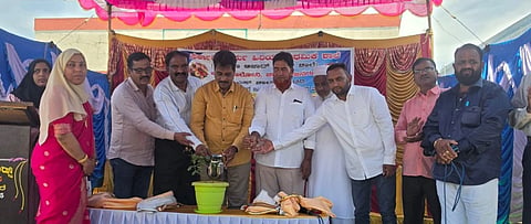 ಚಾಮರಾಜನಗರದ ನಗರದ ಗಾಳೀಪುರ ಬಡಾವಣೆಯ ಬೀಡಿ ಕಾಲನಿಯ ಕೆಪಿಎಸ್ ಮಾದರಿಯ ಮೌಲಾನಾ ಆಜಾದ್ ಪಬ್ಲಿಕ್ ಶಾಲಾರಂಭ ಕಾರ್ಯಕ್ರಮವನ್ನು ಚುಡಾ ಅಧ್ಯಕ್ಷ ಮಹಮದ್ ಅಸ್ಗರ್(ಮುನ್ನಾ) ಉದ್ಘಾಟಿಸಿದರು. ಮಹದೇವಸ್ವಾಮಿ, ಕೆ.ಎಸ್.ಮಾದಪ್ಪ, ಸಿ.ಕೆ.ರಾಮಸ್ವಾಮಿ, ರಾಜೀವ್, ಕಲೀಲ್‌ಉಲ್ಲಾ, ಯೊಸ್ಮಿನ್ ತಾಜ್, ಅಜೀರಾ ಬೇಗಂ ಇತರರು ಹಾಜರಿದ್ದರು.