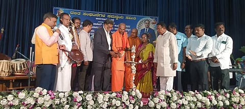 ಚಾಮರಾಜನಗರದ ಡಾ.ರಾಜ್‌ಕುಮಾರ್ ರಂಗಮಂದಿರದಲ್ಲಿ ದಲಿತ ಸಂಘಟನೆಗಳ ಸಮನ್ವಯ ಸಮಿತಿ ವತಿಯಿಂದ ಗುರುವಾರ ಆಯೋಜಿಸಿದ್ದ ಡಾ.ಬಾಬಾಸಾಹೇಬ್ ಭೀಮರಾವ್ ಅಂಬೇಡ್ಕರ್ ಅವರ 135 ನೇ ಜನ್ಮದಿನಾಚರಣೆ ಪ್ರಯುಕ್ತ ವಿವಿಧ ಕ್ಷೇತ್ರಗಳಲ್ಲಿ ಸಾಧನೆಗೈದ  135  ಸಾಧಕರಿಗೆ ಸನ್ಮಾನ ಮತ್ತು ದಲಿತ ಕವಿ ನಾಡೋಜ ಡಾ.ಸಿದ್ದಲಿಂಗಯ್ಯ ಮತ್ತು ಕ್ರಾಂತಿಕವಿ ಮುಳ್ಳೂರು ನಾಗರಾಜುರವರ ನೆನಪು ಹಾಗೂ ದಲಿತ ಚಳುವಳಿ -ಸಾಹಿತ್ಯ ಕುರಿತು ಸಂವಾದ ಕಾರ್ಯಕ್ರಮವನ್ನು ಮಾಜಿ ಸಚಿವ ಬಿ.ಸೋಮಶೇಖರ್ ಉದ್ಘಾಟಿಸಿದರು. ಮೈಸೂರಿನ ಉರಿಲಿಂಗಪೆದ್ದಿ ಮಠದ ಶ್ರೀಜ್ಞಾನ ಪ್ರಕಾಶ್ ಸ್ವಾಮೀಜಿ, ದಲಿತ ಮಹಾಸಭಾದ ರಾಜ್ಯ ಉಪಾಧ್ಯಕ್ಷ ವೆಂಕಟರಮಣಸ್ವಾಮಿ (ಪಾಪು) ಮತ್ತು ಇತರರು ಹಾಜರಿದ್ದರು.