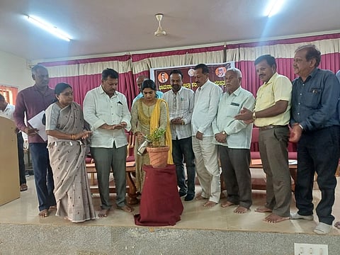  ಚಾಮರಾಜನಗರದ ಜೆಎಸ್‌ಎಸ್ ಮಹಿಳಾ  ಕಾಲೇಜಿನ  ಸೆಮಿನಾರ್ ಹಾಲ್‌ನಲ್ಲಿ ಫ.ಗು.ಹಳಕಟ್ಟಿ ಜಯಂತಿ  ವಚನ ಸಾಹಿತ್ಯ ಸಂರಕ್ಷಣಾ ದಿನ ಮತ್ತು ಎಚ್.ಜಿ.ಶಾಂತಪ್ಪ ಮತ್ತು ಬಸಮ್ಮಣ್ಣಿ  ಪುಟ್ಟಸ್ವಾಮಪ್ಪ ಸ್ಮರಣಾರ್ಥ ದತ್ತಿ ಕಾರ್ಯಕ್ರಮವನ್ನು ಜಿಲ್ಲಾ ಪರಿಶಿಷ್ಟ ವರ್ಗಗಳ ಕಲ್ಯಾಣಾಧಿಕಾರಿ ಎಚ್.ಎಸ್.ಬಿಂದ್ಯಾ ಉದ್ಘಾಟಿಸಿದರು. ಮಹಾದೇವ ಪ್ರಭು, ಬಿ.ಕೆ.ರವಿಕುಮಾರ್, ಎಚ್.ಎಸ್.ಬಸವರಾಜು, ಕೆ.ಪಿ.ಸದಾಶಿವಮೂರ್ತಿ, ವಸಂತಮ್ಮ ಇತರರು ಹಾಜರಿದ್ದರು.