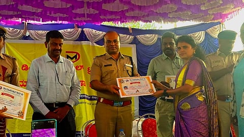 ಚಾಮರಾಜನಗರ ತಾಲೂಕಿನ ಸಂತೇಮರಹಳ್ಳಿಯಲ್ಲಿ ಡಿಎಂ ಚಾರಿಟಬಲ್ ಟ್ರಸ್ಟ್ ವತಿಯಿಂದ ಗುರುವಾರ ಏರ್ಪಡಿಸಿದ್ದ ಕಾರ್ಯಕ್ರಮದಲ್ಲಿ ಎಸ್ಪಿ ಎಂ.ಮುತ್ತುರಾಜು ಕೌಶಲ್ಯ ತರಬೇತಿ ಪಡೆದವರಿಗೆ ಪ್ರಮಾಣ ಪತ್ರ ವಿತರಿಸಿದರು. ತೋಟಗಾರಿಕೆ ಇಲಾಖೆ ಜಂಟಿ ನಿರ್ದೇಶಕ ಬಿ. ಆರ್.ಗಿರೀಶ್, ಜಿಲ್ಲಾ ಶಾಲಾ ಶಿಕ್ಷಣ ಇಲಾಖೆ ಉಪನಿರ್ದೇಶಕ ಚಂದ್ರ ಪಾಟೀಲ್, ವಲಯ ಅರಣ್ಯಾಧಿಕಾರಿ ಮಂಜುನಾಥ್ ಓಣಿಕೇರಿ ಇತರರು ಹಾಜರಿದ್ದರು.