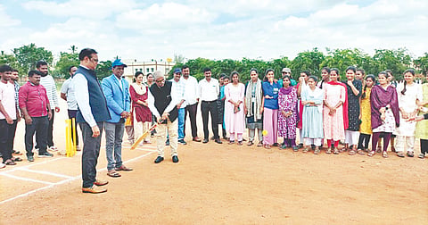  ಚಾಮರಾಜನಗರದ ಡಾ.ಬಿ.ಆರ್.ಅಂಬೇಡ್ಕರ್ ಕ್ರೀಡಾಂಗಣದಲ್ಲಿ ಮಂಗಳವಾರ ಆಯೋಜಿಸಿದ್ದ ಚಾಮರಾಜನಗರ ವಿಶ್ವವಿದ್ಯಾಲಯ ವಾರ್ಷಿಕ ವಾರ್ಷಿಕ ಕ್ರೀಡಾಕೂಟಕ್ಕೆ ಚಾಮರಾಜನಗರ ವಿಶ್ವವಿದ್ಯಾಲಯ ಕುಲಪತಿ ಪ್ರೊ.ಎಂ.ಆರ್.ಗಂಗಾಧರ್ ಕ್ರಿಕೆಟ್ ಆಡುವ ಮೂಲಕ ಚಾಲನೆ ನೀಡಿದರು. ಕೆ.ಎಂ.ಮಹಾದೇವನ್, ಮಹೇಶ್‌ನಾಯಕ್, ಜಿ.ಬಂಗಾರು ಮತ್ತಿತರರಿದ್ದರು.