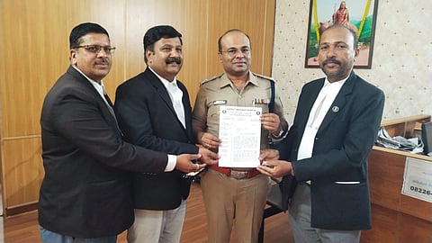 ಚಾಮರಾಜನಗರದ ಜಿಲ್ಲಾ ಪೊಲೀಸ್ ಕಚೇರಿಯಲ್ಲಿ ಎಸ್ಪಿ ಎಂ.ಮುತ್ತುರಾಜು ಅವರಿಗೆ ಜಿಲ್ಲಾ ವಕೀಲರ ಸಂಘದ ವತಿಯಿಂದ ಮನವಿ ಸಲ್ಲಿಸಲಾಯಿತು. ಜಿಲ್ಲಾಧ್ಯಕ್ಷ ಪುಟ್ಟಸ್ವಾಮಿ ರಾಮಸಮುದ್ರ, ಉಪಾಧ್ಯಕ್ಷ ರಂಗಸ್ವಾಮಿ, ಪ್ರಧಾನ ಕಾರ್ಯದರ್ಶಿ ಶಿವರಾಮು ಇದ್ದರು.