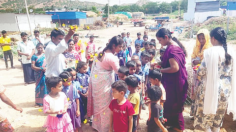 ಶಾಲಾ ಆರಂಭೋತ್ಸವ ಹಿನ್ನೆಲೆಯಲ್ಲಿ ಸಿರಿಗೇರಿ  ಸರ್ಕಾರಿ ಹಿರಿಯ ಪ್ರಾಥಮಿಕ ಶಾಲೆಯಲ್ಲಿ ವಿದ್ಯಾರ್ಥಿಗಳಿಗೆ ಹೂ ನೀಡಿ ಸ್ವಾಗತಿಸಲಾಯಿತು. 