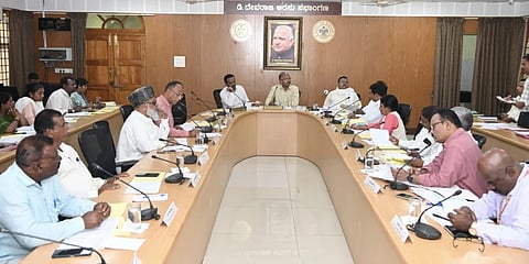 ಜಿಲ್ಲಾ ಪಂಚಾಯಿತಿ ಸಭಾಂಗಣದಲ್ಲಿ ಬುಧವಾರ ಆಯೋಜಿಸಿದ್ದ ಗ್ಯಾರಂಟಿ ಯೋಜನೆಗಳ ಪ್ರಗತಿ ಪರಿಶೀಲನಾ ಸಭೆಯಲ್ಲಿ ಎಸ್.ಅರುಣ್ ಕುಮಾರ್, ಕರೀಗೌಡ, ಯುಕೇಶ್‌ಕುಮಾರ್, ಸಾ.ಮಾ.ಯೋಗೇಶ್, ಪ್ರಭುಸ್ವಾಮಿ ಇತರರು ಇದ್ದರು.