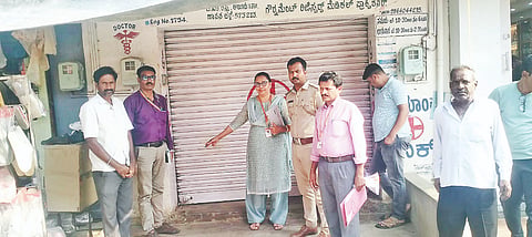 ಆಲೂರು ಪಟ್ಟಣದಲ್ಲಿ ಅನಧಿಕೃತವಾಗಿ ಕಾರ್ಯನಿರ್ವಹಿಸುತ್ತಿದ್ದ ಕ್ಲಿನಿಕ್ ಅನ್ನು ಬುಧವಾರ ತಾಲೂಕು ಆರೋಗ್ಯಾಧಿಕಾರಿ ಡಾ.ನಿಸಾರ್ ಫಾತಿಮಾ ನೇತೃತ್ವದಲ್ಲಿ ಬಂದ್ ಮಾಡಿಸಲಾಯಿತು.