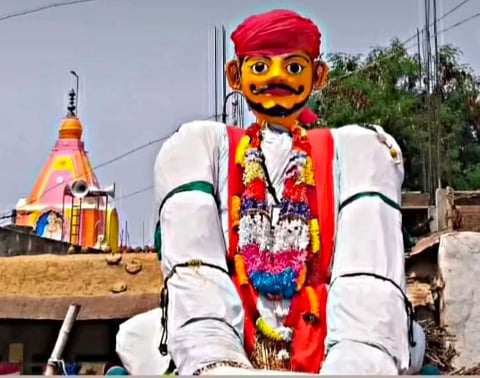 holy festivel: ಅಣ್ಣಿಗೇರಿ ಪಟ್ಟಣದಲಿ ಹೊಸಪೇಟೆ ಓಣಿಯಲ್ಲಿ ಹೋಳಿ ( holy festivel) ಹುಣ್ಣಿಮೆಗೆ ಕಾಮಣ್ಣನ ಬಂಡಿ ತಯಾರಿಸುತ್ತಿರುವುದು.
