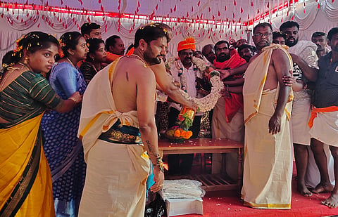 ಬಾಗೂರು ಹೋಬಳಿಯ ಕುರಿ ಕಾವಲು ಗ್ರಾಮದ ಶ್ರೀ ದೊಡ್ಡಮ್ಮ, ಶ್ರೀ ಚಿಕ್ಕಮ್ಮ ದೇವಿಯ ನೂತನ ದೇವಾಲಯ ವಿಗ್ರಹ ಪ್ರತಿಷ್ಠಾಪನೆ ಹಾಗೂ ಕುಂಭಾಭಿಷೇಕ ಮಹೋತ್ಸವದ ಧಾರ್ಮಿಕ ಕಾರ್ಯಕ್ರಮದಲ್ಲಿ ಶಾಸಕ ಸಿ.ಎನ್.ಬಾಲಕೃಷ್ಣ ಅವರನ್ನು ಜೀರ್ಣೋದ್ಧಾರ ಸಮಿತಿ ಸದಸ್ಯರು ಸನ್ಮಾನಿಸಿದರು. ನಾಗರಾಜ್, ಮಂಜೇಗೌಡ, ಚಂದ್ರೇಗೌಡ, ದೊಡ್ಡೇಗೌಡ, ದೇವರಾಜ್, ಕಿರಣ್ ಇತರರು ಇದ್ದರು.