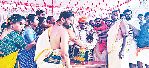 ಬಾಗೂರು ಹೋಬಳಿಯ ಕುರಿ ಕಾವಲು ಗ್ರಾಮದ ಶ್ರೀ ದೊಡ್ಡಮ್ಮ, ಶ್ರೀ ಚಿಕ್ಕಮ್ಮ ದೇವಿಯ ನೂತನ ದೇವಾಲಯ ವಿಗ್ರಹ ಪ್ರತಿಷ್ಠಾಪನೆ ಹಾಗೂ ಕುಂಭಾಭಿಷೇಕ ಮಹೋತ್ಸವದ ಧಾರ್ಮಿಕ ಕಾರ್ಯಕ್ರಮದಲ್ಲಿ ಶಾಸಕ ಸಿ.ಎನ್.ಬಾಲಕೃಷ್ಣ ಅವರನ್ನು ಜೀರ್ಣೋದ್ಧಾರ ಸಮಿತಿ ಸದಸ್ಯರು ಸನ್ಮಾನಿಸಿದರು. ನಾಗರಾಜ್, ಮಂಜೇಗೌಡ, ಚಂದ್ರೇಗೌಡ, ದೊಡ್ಡೇಗೌಡ, ದೇವರಾಜ್, ಕಿರಣ್ ಇತರರು ಇದ್ದರು.