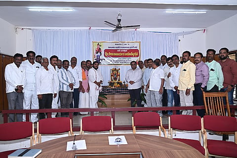 veerashaiva: ನವಲಗುಂದ ಪಟ್ಟಣ ತಹಸೀಲ್ದಾರ್ ಕಚೇರಿಯಲ್ಲಿ ತಾಲೂಕು ಆಡಳಿತ ವತಿಯಿಂದ ಜಗದ್ಗುರು ರೇಣುಕಾಚಾರ್ಯ ಜಯಂತಿ ಆಚರಿಸಲಾಯಿತು. (Veerashaiva) ವೀರಬಸವ ದೇವರು, ಸುಧೀರ ಸಾಹುಕಾರ, ಎಂ.ಪಿ. ಬಾಳಿಹಳ್ಳಿಮಠ ಇತರರು ಇದ್ದರು.