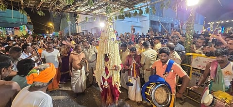 ಆನೇಕಲ್​ ಪಟ್ಟಣದ ಶ್ರೀಧರ್ಮರಾಯಸ್ವಾಮಿ ದೇವಾಲಯದ ದ್ರೌಪದಮ್ಮ ಕರಗ ಮಹೋತ್ಸವದಲ್ಲಿ ಕರಗ ಹೊತ್ತು ಸಾಗಿದ ರಮೇಶ್​.