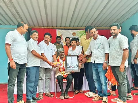 ಬಾಳೆಹೊನ್ನೂರು ಸಮೀಪದ ಮಣಬೂರು ಗ್ರಾಮದಲ್ಲಿ ಸಂಸದ ಕೋಟ ಶ್ರೀನಿವಾಸ ಪೂಜಾರಿ ಅವರನ್ನು ಗ್ರಾಮಸ್ಥರು ಸನ್ಮಾನಿಸಿದರು. ವಿನೋದ್, ಭಾಸ್ಕರ್ ವೆನಿಲ್ಲಾ, ಮಣಿಕಂಠನ್, ದೀಪಕ್, ಅರುಣ್‌ಕುಮಾರ್, ವಾಸು ಮತ್ತಿತರರಿದ್ದರು. 