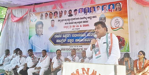 ದೇವರಹಿಪ್ಪರಗಿಯಲ್ಲಿ ನಡೆದ ಬ್ಲಾಕ್‌ಮಟ್ಟದ ಕಾಂಗ್ರೆಸ್ ಕಾರ್ಯಕರ್ತರ ಸಮಾವೇಶದಲ್ಲಿ ಜಿಲ್ಲಾ ಉಸ್ತುವಾರಿ ಸಚಿವ ಡಾ. ಎಂ.ಬಿ. ಪಾಟೀಲ ಮಾತನಾಡಿದರು. ಡಾ. ಪ್ರಭುಗೌಡ ಲಿಂಗದಳ್ಳಿ, ಶರಣಪ್ಪ ಸುಣಗಾರ, ಸುಭಾಷ ಛಾಯಾಗೋಳ, ಬಿ.ಎಸ್. ಪಾಟೀಲ ಯಾಳಗಿ ಮತ್ತಿತರರಿದ್ದರು.