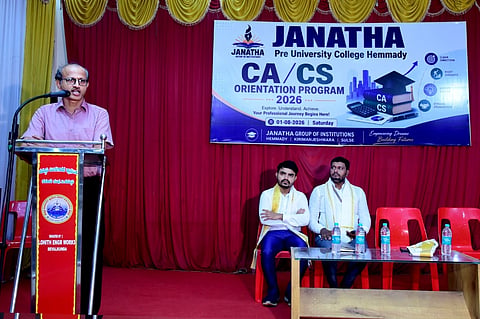  ಹೆಮ್ಮಾಡಿ ಜನತಾ ಪದವಿಪೂರ್ವ ಕಾಲೇಜಿನಲ್ಲಿ ಪ್ರಥಮ ಪಿಯು ವಿಭಾಗದ ಸಿ.ಇ., ಸಿ.ಎಸ್. ವಾಣಿಜ್ಯಿಕ ಓರಿಯಂಟೇಷನ್ ಕಾರ್ಯಕ್ರಮದಲ್ಲಿ ಗೋಪಾಲಕೃಷ್ಣ ಭಟ್ ಮಾತನಾಡಿದರು. ಪ್ರಮುಖರಾದ ಶ್ಯಾಮಲಾ ಗಣೇಶ್, ರಮೇಶ್ ಪೂಜಾರಿ, ಪ್ರತಾಪ್ ಮೊದಲಾದವರಿದ್ದರು.  