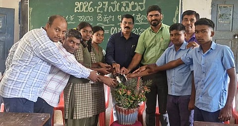 ಕಿಕ್ಕೇರಿಯ ಕೆಪಿಎಸ್ ಪ್ರೌಢಶಾಲೆಯಲ್ಲಿ ಮಂಗಳವಾರ ಆಯೋಜಿಸಿದ್ದ ಉತ್ತಮ ಕಲಿಕೆ-ಉಜ್ವಲ ಭವಿಷ್ಯ ಕಾರ್ಯಕ್ರಮವನ್ನು ಶಿಕ್ಷಣ ಸಂಯೋಜಕ ನವೀನ್‌ಕುಮಾರ್ ಉದ್ಘಾಟಿಸಿದರು. ಚಲುವನಾರಾಯಣಸ್ವಾಮಿ, ಜೆ.ಎಸ್. ಸುರೇಶ್, ಗಿರೀಶ್, ಮಹಮ್ಮದ್ ರಿಜ್ವಿ ಇತರರಿದ್ದರು. 