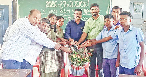 ಕಿಕ್ಕೇರಿಯ ಕೆಪಿಎಸ್ ಪ್ರೌಢಶಾಲೆಯಲ್ಲಿ ಮಂಗಳವಾರ ಆಯೋಜಿಸಿದ್ದ ಉತ್ತಮ ಕಲಿಕೆ-ಉಜ್ವಲ ಭವಿಷ್ಯ ಕಾರ್ಯಕ್ರಮವನ್ನು ಶಿಕ್ಷಣ ಸಂಯೋಜಕ ನವೀನ್‌ಕುಮಾರ್ ಉದ್ಘಾಟಿಸಿದರು. ಚಲುವನಾರಾಯಣಸ್ವಾಮಿ, ಜೆ.ಎಸ್. ಸುರೇಶ್, ಗಿರೀಶ್, ಮಹಮ್ಮದ್ ರಿಜ್ವಿ ಇತರರಿದ್ದರು. 