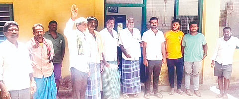 ಕೆರೆ ತುಂಬಿಸಲು ಅಧಿಕಾರಿಗಳು ಕ್ರಮವಹಿಸುವಂತೆ ಆಗ್ರಹಿಸಿ ಗಂಗೇನಹಳ್ಳಿ ಗ್ರಾಮಸ್ಥರು ಬುಧವಾರ ಹೇಮಾವತಿ ನಾಲೆ ಉಪವಿಭಾಗದ ಕಚೇರಿ ಮುಂದೆ ಪ್ರತಿಭಟನೆ ನಡೆಸಿದರು.