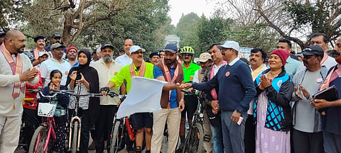 ಶ್ರೀ ವಾಸವಿ ಕನ್ನಿಕಾ ಪರಮೇಶ್ವರಿ ಟ್ರಸ್ಟ್, ಆರ್ಯವೈಶ್ಯ ಮಂಡಳಿ, ಕನ್ನಿಕಾ ವಿವಿಧೋದ್ದೇಶ ಸಹಕಾರ ಸಂಘ ಹಾಗೂ ವಿವಿಧ ಸಂಘಟನೆಗಳ ಆಶ್ರಯದಲ್ಲಿ ಕುಶಾಲನಗರದಲ್ಲಿ ಆಯೋಜಿಸಲಾಗಿದ್ದ ವಾಕಥಾನ್ ಮತ್ತು ಸೈಕಥಾನ್ ಕಾರ್ಯಕ್ರಮಕ್ಕೆ ಶಾಸಕ ಡಾ. ಮಂತರ್ ಗೌಡ ಚಾಲನೆ ನೀಡಿದರು. ಬಿ.ಆರ್. ನಾಗೇಂದ್ರ ಪ್ರಸಾದ್, ಎಚ್.ಟಿ.ಅನಿಲ್, ಎಸ್.ಕೆ. ಸತೀಶ್, ವಿ.ಪಿ. ಶಶಿಧರ್, ದಾವೂದ್, ಪ್ರಸನ್ನ ಭಟ್, ವನಿತಾ ಚಂದ್ರಮೋಹನ್ ಮತ್ತಿತರರು ಇದ್ದರು.