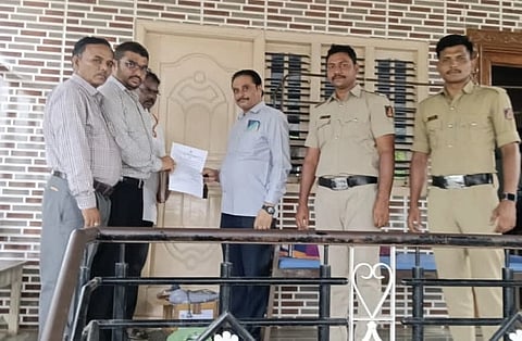 ಮುದಗಲ್ ಸಮೀಪದ ಆಮದಿಹಾಳ ಗ್ರಾಮದಲ್ಲಿ ಅನಧಿಕೃತ ಆಸ್ಪತ್ರೆಗೆ ತಾಲೂಕು ವೈದ್ಯಾಧಿಕಾರಿ ನೇತೃತ್ವದ ತಂಡ ಬೀಗ ಹಾಕಿ ನೋಟಿಸ್ ಅಂಟಿಸಿತು. 