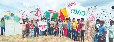 ಪಾಂಡವಪುರ ತಾಲೂಕಿನ ಚಿಕ್ಕಬ್ಯಾಡರಹಳ್ಳಿ ಹಾಗೂ ತಿರುಮಲಾಪುರ ಗ್ರಾಮದಲ್ಲಿ ಏರ್ಪಡಿಸಿದ್ದ 4ನೇ ವರ್ಷದ ರಾಜ್ಯಮಟ್ಟದ ಗಾಳಿಪಟ ಸ್ಪರ್ಧೆಯಲ್ಲಿ ಭಾಗವಹಿಸಿರುವ ಗಾಳಿಪಟಗಳು.