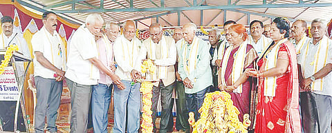 ಪಾಂಡವಪುರ ತಾಲೂಕಿನ ಚಿನಕುರಳಿ ಕರ್ನಾಟಕ ಪಬ್ಲಿಕ್ ಶಾಲೆ ಹಾಗೂ ಪದವಿಪೂರ್ವ ಕಾಲೇಜಿನ ಹಿರಿಯ ವಿದ್ಯಾರ್ಥಿಗಳು ಆಯೋಜಿಸಿದ್ದ ಸ್ನೇಹ ಸಮ್ಮಿಲನ ಮತ್ತು ಗುರುವಂದನಾ ಕಾರ್ಯಕ್ರಮವನ್ನು ಗಣ್ಯರು ಉದ್ಘಾಟಿಸಿದರು. 