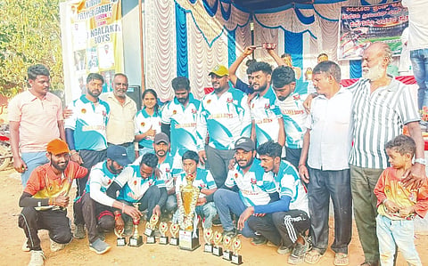 ಪೊನ್ನಂಪೇಟೆ ಸಮೀಪದ ಕಿರುಗೂರಿನಲ್ಲಿ ನಡೆದ ಕ್ರಿಕೆಟ್ ಪಂದ್ಯಾಟದಲ್ಲಿ ಜಿಂಗಲಕ ಬಾಯ್ಸ ತಂಡ ಚಾಂಪಿಯನ್ ಪಟ್ಟ ಅಲಂಕಿರಿಸಿತು. ಕೀರ್ತನ್, ಬೋಪಣ್ಣ, ಸುಧೀರ್, ದೀಪಕ್ , ಜಾಯೆಶ್ ಹಾಗೂ ಇತರರಿದ್ದರು.