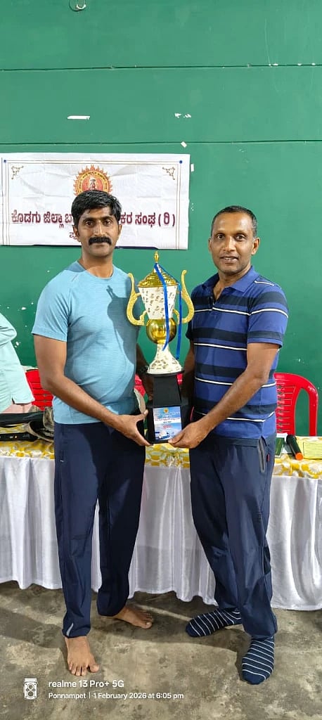 ಪೊನ್ನಂಪೇಟೆ ಅರಣ್ಯ ಕಾಲೇಜಿನಲ್ಲಿ ಜರುಗಿದ ಬ್ರಾಹ್ಮಣ ಅರ್ಚಕರ ಸಂಘದ ಬ್ಯಾಡ್ಮಿಂಟನ್ ಪಂದ್ಯಾವಳಿಯಲ್ಲಿ ಪ್ರಥಮ ಬಹುಮಾನ ವಿಜೇತರಾದ ಶ್ರೀನಿವಾಸ್ ಹಾಗೂ ಪ್ರಸನ್ನಮಯ್ಯ ಜೋಡಿ.