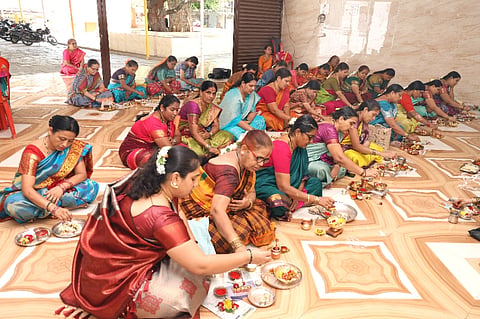ಅಧಿಕ ಮಾಸದ ನಿಮಿತ್ತ ರಾಯಚೂರಿನ ಕೋಟೆಯ ಶ್ರೀ ಮುಂಗ್ಲಿ ಪ್ರಾಣ ದೇವರವ ದೇವಸ್ಥಾನದಲ್ಲಿ ಮಹಿಳಾ ಭಜನಾ ಮಂಡಳಿಯ ವತಿಯಿಂದ ಮಂಗಳವಾರ ಶ್ರೀ ಲಕ್ಷ್ಮೀ ನಾರಾಯಣ ಕುಂಕುಮಾರ್ಚನೆಯನ್ನು ಭಕ್ತಿಪೂರ್ವಕವಾಗಿ ನಡೆಸಲಾಯಿತು.