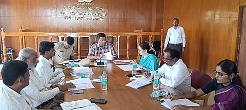 ರಾಯಚೂರಿನ ಜಿಲ್ಲಾಧಿಕಾರಿಗಳ ಭವನದಲ್ಲಿ ಎಸಿ ಡಾ.ಹಂಪಣ್ಣ ಸಜ್ಜನ್ ಅಧ್ಯಕ್ಷತೆಯಲ್ಲಿ ಮಂಗಳವಾರ ವಿಶ್ವ ಬಾಲಕಾರ್ಮಿಕ ವಿರೋಧಿ ದಿನದ ಪೂರ್ವಭಾವಿ ಸಭೆ ನಡೆಯುತು. ಎಎಸ್ಪಿ  ಕುಮಾರಸ್ವಾಮಿ, ಡಿಎಚ್‌ಓ ಡಾ.ಸುರೇಂದ್ರ ಬಾಬು, ಮಹಾನಗರ ಪಾಲಿಕೆಯ ಆಡಳಿತ ವಿಭಾಗದ ಉಪ ಆಯುಕ್ತ ಸಂತೋಷ ರಾಣಿ, ಮಹಿಳಾ ಮತ್ತು ಮಕ್ಕಳ ಅಭಿವೃದ್ಧಿ ಇಲಾಖೆಯ ಉಪ ನಿರ್ದೇಶಕಿ ಶರಣಮ್ಮ, ಜಿಲ್ಲಾ ಕಾರ್ಮಿಕ ಅಧಿಕಾರಿ ಆರತಿ, ಡಿಡಿಪಿಐ ಮಲ್ಲಿಕಾರ್ಜುನ, ಕೃಷಿ ಇಲಾಖೆಯ ಸಹಾಯಕ ನಿರ್ದೇಶಕಿ ಪುಷ್ಪ ಲತಾ, ಹಿಂದುಳಿದ ವರ್ಗಗಳ ಕಲ್ಯಾಣ ಇಲಾಖೆಯ ಜಿಲ್ಲಾ ಅಧಿಕಾರಿ ಸುನೀತಾ ಇದ್ದರು.