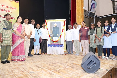 ರಾಯಚೂರಿನ ಪಂ.ಸಿದ್ಧರಾಮ ಜಂಬಲದಿನ್ನಿ ರಂಗಮಂದಿರದಲ್ಲಿ ಜಿಲ್ಲಾಡಳಿತ  ವತಿಯಿಂದ ಗುರುವಾರ ಹಮ್ಮಿಕೊಳ್ಳಲಾಗಿದ ಡಾ.ಫ.ಗು.ಹಳಕಟ್ಟಿ ಅವರ ಜನ್ಮದಿನದ ಅಂಗವಾಗಿ ವಚನ ಸಾಹಿತ್ಯ ಸಂರಕ್ಷಣಾ ದಿನಾಚರಣೆ ಆಚರಣೆ ಮಾಡಲಾಯಿತು. ನಿವೃತ ಪ್ರಾಂಶುಪಾಲ ಡಾ.ಚನ್ನಬಸವಯ್ಯ ಹಿರೇಮಠ, ಜಿಲ್ಲಾಧಿಕಾರಿಗಳ ಕಚೇರಿಯ ತಹಶಿಲ್ದಾರ್ ಪರಶುರಾಮ, ಹಿರಿಯ ಸಾಹಿತ್ಯ ವೀರಹನುಮಾನ್, ತಾಲೂಕು ಕನ್ನಡ ಸಾಹಿತ್ಯ ಪರಿಷತ್ತಿನ ಅಧ್ಯಕ್ಷ ಬಿ.ವಿಜಯರಾಜೇಂದ್ರ, ರಂಗಭೂಮಿಯ ಕಲಾವಿದ ವಿ.ಎನ್.ಹಕ್ಕಿ, ಪ್ರತಿಭಾ ಗೋನಾಳ ಇದ್ದರು.