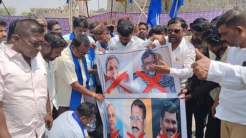 ರಾಜ್ಯದಲ್ಲಿ ಪ.ಜಾತಿ, ಪ.ಪಂಗಡ ಸಮುದಾಯಗಳ ಸಾಮಾಜಿಕ ನ್ಯಾಯದ ಪಾಲನ್ನು ರಾಜ್ಯ ಸರ್ಕಾರ ನೀಡದೆ ಮೋಸ ಮಾಡುತ್ತಿದೆಂದು ಆರೋಪಿಸಿ ಕರ್ನಾಟಕ ರಾಜ್ಯ ಮಾದಿಗ ಪದವಿಧರ ವೇದಿಕೆ ನೇತೃತ್ವದಲ್ಲಿ ಸೋಮವಾರ ರಾಯಚೂರಿನ ಡಾ.ಬಿ.ಆರ್.ಅಂಬೇಡ್ಕರ್ ವೃತ್ತದಲ್ಲಿ ಪ್ರತಿಭಟನೆ ಮಾಡಿದರು. ಮಾದಿಗ ಸಮಾಜದ ಪ್ರಮುಖರಾದ ಎಂ. ವಿರೂಪಾಕ್ಷಿ, ರವಿಂದ್ರ ಜಲ್ದಾರ್, ಎಸ್.ಮಾರೆಪ್ಪ ವಕೀಲ, ರಾಜು, ಹೇಮರಾಜ ಅಸ್ಕಿಹಾಳ, ಹನುಮಂತಪ್ಪ ಮನ್ನಾಪೂರ, ರಾಘವೇಂದ್ರ ಬೋರಡ್ಡಿ, ನರಸಿಂಹಲು, ಮಾದಿಗ ಪದವಿದರ ವೇದಿಕೆ ಅಧ್ಯಕ್ಷ ಶರಣು ತುಗ್ಗಲದಿನ್ನಿ, ರಾಜು ಮನ್ಸಲಾಪೂರ, ಮಲ್ಲಿಕಾರ್ಜುನ ಶಾಖವಾದಿ, ಗೊವಿಂದ ಬಾಪೂರ, ಸುರೇಶ ಬೋರಡ್ಡಿ ಇದ್ದರು.