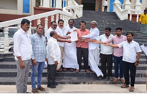 ಪೊಲೀಸ್ ನೇಮಕಾತಿಗೆ ಸಂಬಂಧಿಸಿ ಪರಿಶಿಷ್ಟ ಜಾತಿ ಒಳಮೀಸಲಾತಿ ಹಂಚಿಕೆಯ ಪ್ರಕಾರ ಲಂಬಾಣಿ-ಬಂಜಾರ ಸಮುದಾಯಕ್ಕೆ ಅಗಿರುವ ಅನ್ಯಾಯ ಸರಿಪಡಿಸುವಂತೆ ಒತ್ತಾಯಿಸಿ ಆಲ್ ಇಂಡಿಯಾ ಬಂಜಾರ ಸೇವಾ ಸಂಘದ ಪದಾಧಿಕಾರಿಗಳು ರಾಯಚೂರಿನ ಡಿಸಿ ಕಚೇರಿಯ ಶಿರಸ್ಥೆದಾರ ವೇಣುಮಾದವನ್ ಮೂಲಕ ಸಿಎಂಗೆ ಗುರುವಾರ ಮನವಿ ಸಲ್ಲಿಸಿದರು. ಜಿಲ್ಲಾಧ್ಯಕ್ಷ ಕೃಷ್ಣಪ್ಪ ಪವಾರ್, ಗೌರವಾಧ್ಯಕ್ಷ ನಾಗರೆಡ್ಡಿ ನಾರಾಯಣಪ್ಪ ನಾಯ್ಕ್,ತಾಲೂಕು ಅಧ್ಯಕ್ಷ ಲಚ್ಚಪ್ಪ ನಾಯ್ಕ ಪವಾರ್, ಪ್ರಮುಖರಾದ ವೆಂಕಟೇಶ ಪವಾರ, ಮೋನಪ್ಪ, ಜೇಮ್ಲ ನಾಯ್ಕ್, ಶಿವಪ್ಪ, ಪರಮೇಶ ರಾಠೋಡ್, ರಾಮು ನಾಯ್ಕ್ ಪವರ್ ಇದ್ದರು.